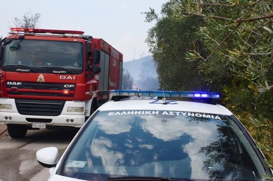 Πυροσβεστική και Αστυνομία κάνουν περιπολίες στις καμένες περιοχές.